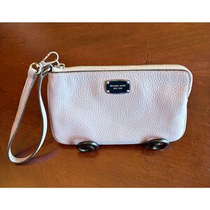 MICHAEL KORS - Jet Set Top Zip Wristlet in Lilac Pebbled Leather